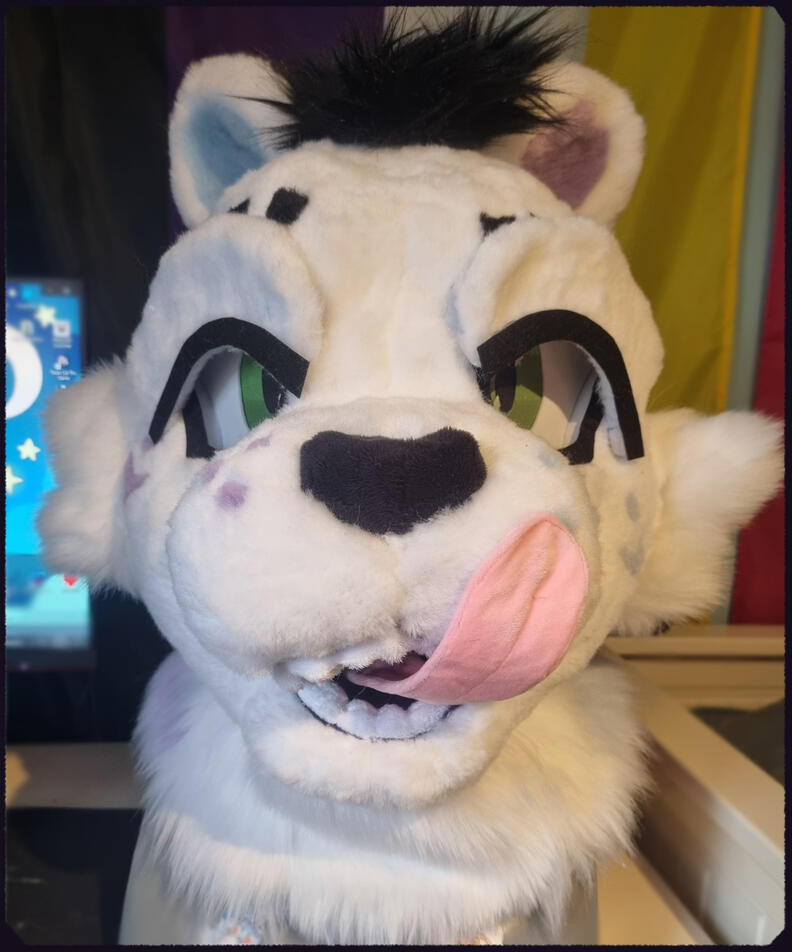 My baby Stjerne, went all in for that one and added magnets for the tongue and eyelids . And the eyes highlight glow in the dark too because I love when it glows.